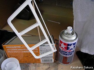 タミヤ ハイラックス・ハイリフト製作記 ～ 荷台の鳥居の製作 ～ ホワイトサーフェイサーを吹く